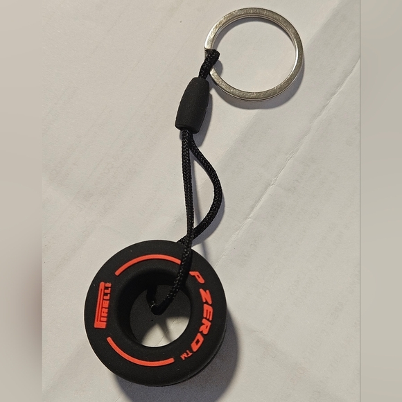 F1 Tyre Key Ring Pirelli P Zero Colours Great Gift Display Keychain Formula 1 - Picture 1 of 2